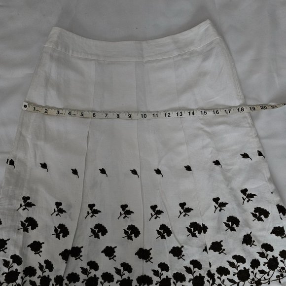 Ann Taylor Women's White/Black Floral Embroidered Pleated A-Line Skirt Size 4 - Picture 10 of 11